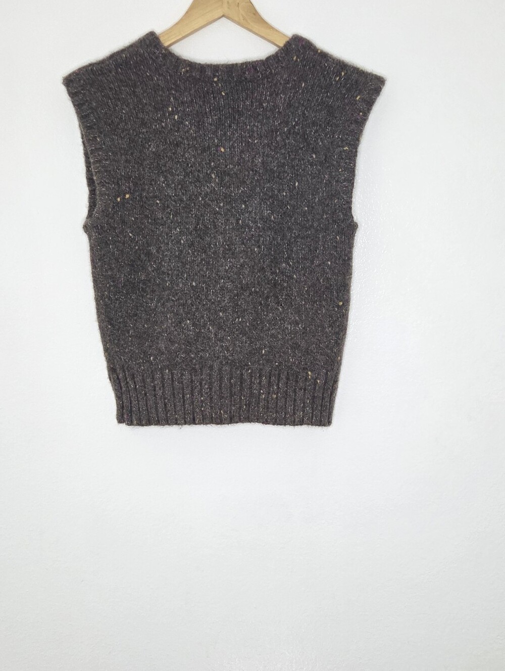 ASTR The Label Taytum V-neck Multicolor Speckled Wool Blend  Sleeveless Vest - Picture 5 of 8